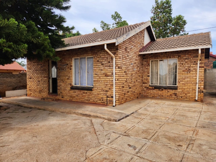 2 Bedroom Property for Sale in Geelhoutpark North West